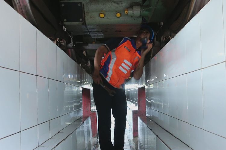 Seorang pekerja sedang memeriksa bagian bawah mesin lokomotif di Dipo Lokomotif PT KAI Daop III Cirebon, Sabtu (18/5/2019). Dia bersama tim sarana lainnya berusaha memastikan kondisi lokomotif siap dan aman untuk angkutan arus mudik dan balik mendatang. 
