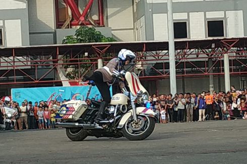 Aksi Keren Polwan di Atas Moge BMW dan Harley