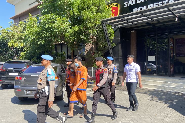 Sepasang kekasih asal Sleman Yogyakarta diamankan Polresta Sidoarjo karena terlibat aksi penculikan, Senin (11/8/2025)