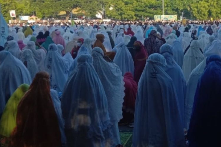 Foto: Ribuan umat Muslim di kota Maumere, Kabupaten Sikka, NTT, saat merayakan Shalat ldul Fitri 1443 Hijriah di Lapangan Kota Baru pada Senin (2/5/2022).