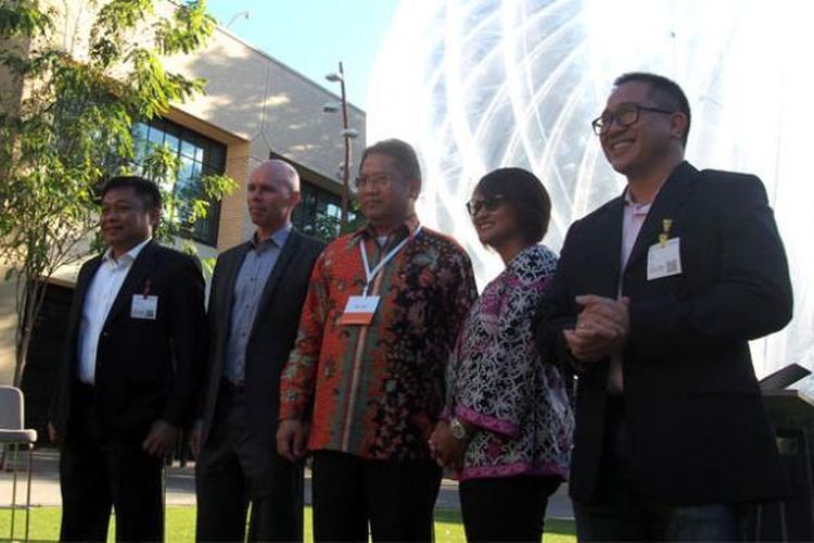 Menkominfo Rudiantara (tengah) bersama Dirut Telkomsel Ririek Adriansyah, Dirut XL Axiata Dian Siswarini, Presdir Indosat Alexander Rusli, dan Mike Cassidy, Project Leader Project Loon di Google X dalam acara peresmian kesepakatan masuknya Google Loon ke Indonesia, Rabu (28/10/2015).