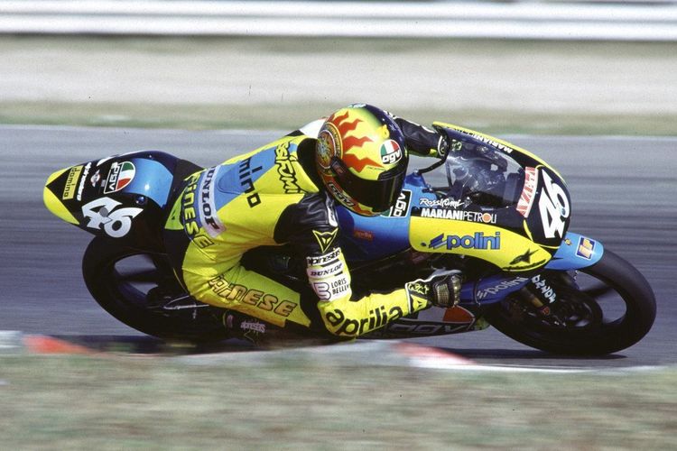 Valentino Rossi selalu mengandalkan helm AGV dan wearpack Dainese sejak balapan di kelas 125 cc pada 1996