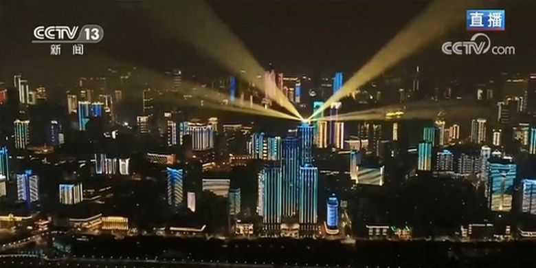 Media China CCTV 13 menayangkan momen ketika salah satu gedung menggelar pertunjukan lampu untuk menandai berakhirnya lockdown di Wuhan karena wabah virus corona, Rabu (8/4/2020).