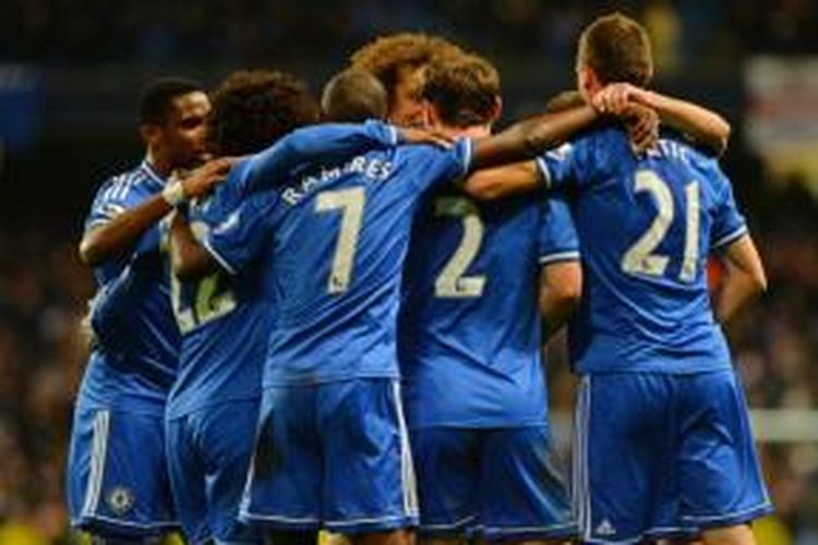 Para pemain Chelsea merayakan gol yang dicetak Branislav Ivanovic (nomor 2) ke gawang Manchester City dalam laga Premier League yang berlangsung di Stadion Etihad, Manchester, Senin (3/2/2014).