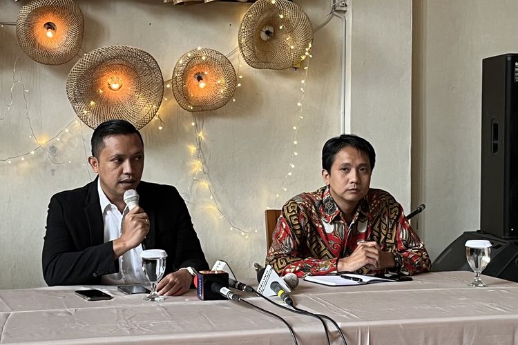 Tim penasihat hukum Richard Eliezer Pudihang Lumiu atau Bharada E, Ronny Talapessy dan Rory Salaga dalam konferensi pers di kawasan Kebayoran Baru, Jakarta Selatan, Jumat (10/3/2023).