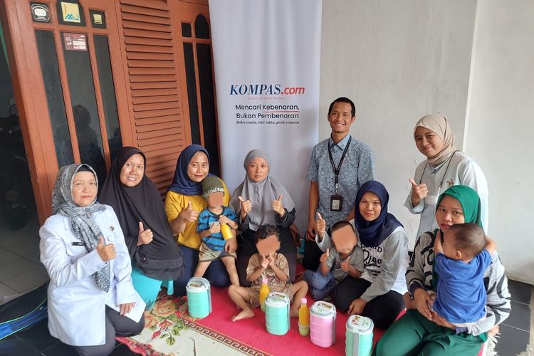 Sebanyak enam balita (bayi lima tahun) di Jatiwarna, Kecamatan Pondokmelati, Kota Bekasi, mengikuti program PMT (pemberian makanan tambahan) selama tiga bulan yang diinisiasi Kompas.com. 