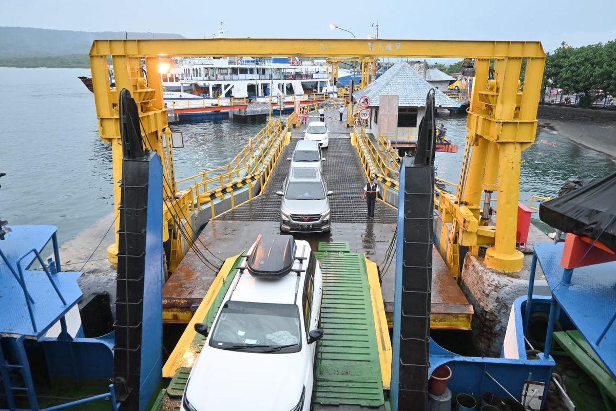 Kondisi arus mudik di Pelabuhan Merak mulai ramai sejak Selasa (18/4/2023). DIiperkirakan puncak arus mudik terjadi Rabu (19/4/2023) malam.