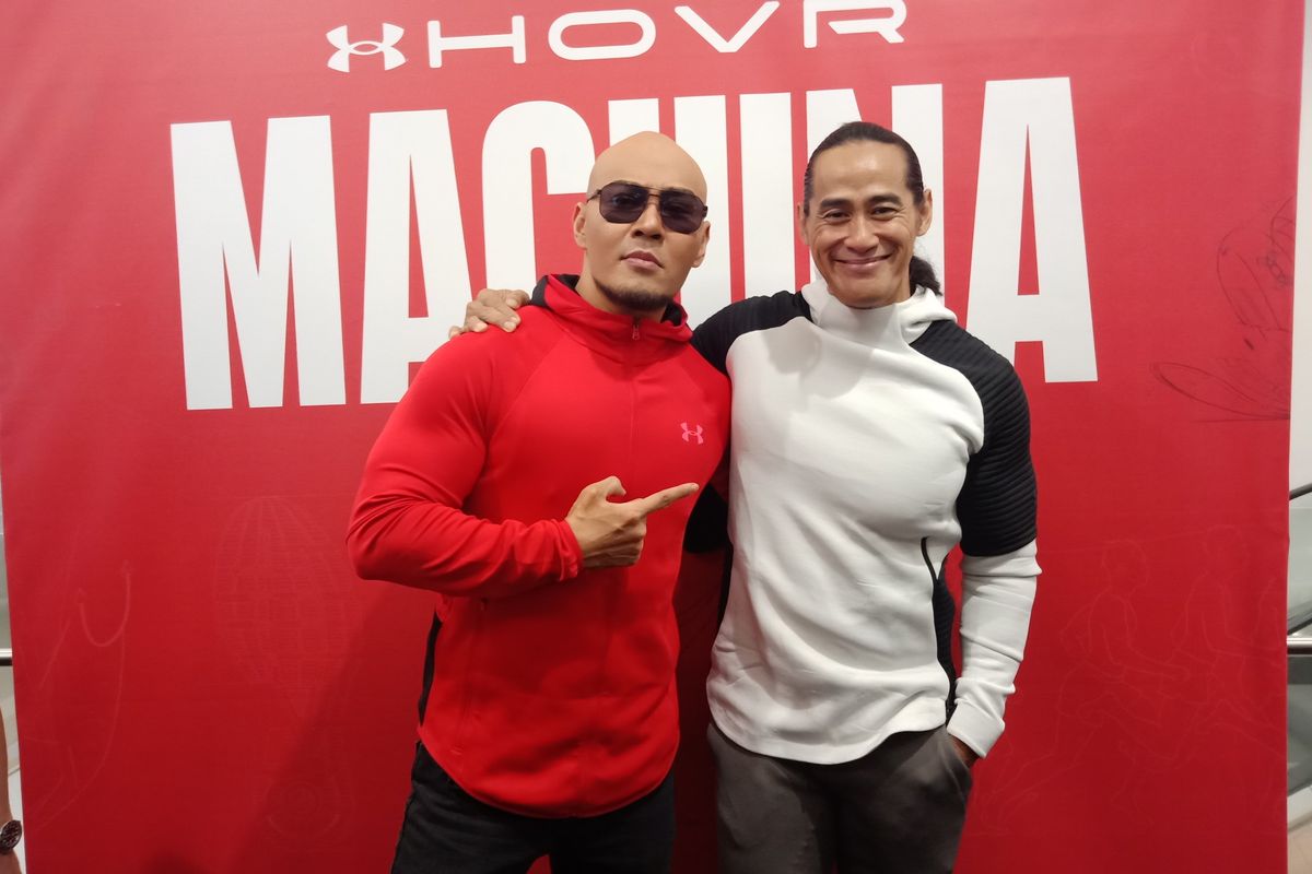 Presenter Deddy Corbuzier bersama binaragawan Ade Rai ketika menghadiri menghadiri peluncuran kampanye Under Armour the Only Way is Through dan sepatu Under Armour HOVR Machina di Senayan City, Jakarta Selatan, Rabu (26/2/2020).