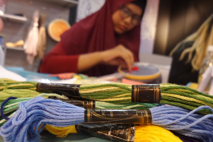 Kegiatan menenun dikenal dengan istilah
