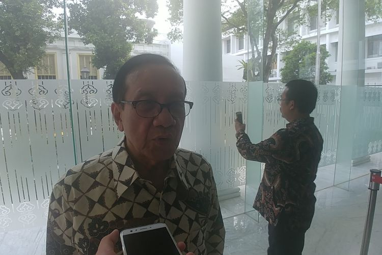 Wakil Ketua Dewan Kehormatan Partai Golkar Akbar Tandjung di Istana, Jumat (3/11/2017).