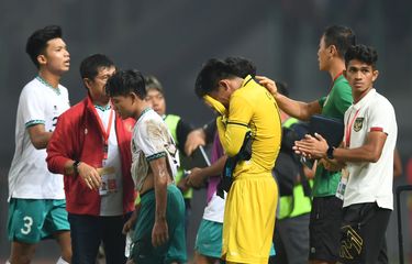 Sejumlah pemain timnas U19 Indonesia meluapkan kekecewaannya usai laga penyisihan grup Piala AFF U19 melawan Myanmar di Stadion Patriot Candrabhaga, Bekasi, Jawa Barat, Minggu (10/7/2022). Meski menang 5-1, timnas U19 tetap tersingkir dari Piala AFF U19. ANTARA FOTO/Akbar Nugroho Gumay/hp.