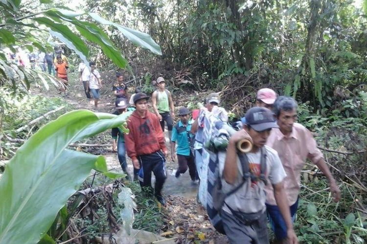 Warga Desa Sungai Lisai, Kabupaten Lebong, Bengkulu menandu warga yang sakit menembus rimba menuju kota selama 4 jam