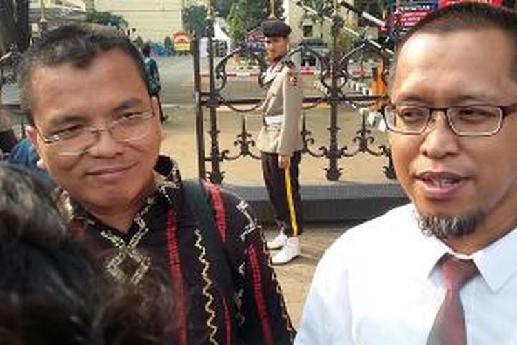 Mantan Wakil Menteri Hukum dan HAM, Denny Indrayana, bersama kuasa hukumnya Heru Widodo, seusai diperiksa di Gedung Bareskrim Polri, Rabu (1/7/2015).