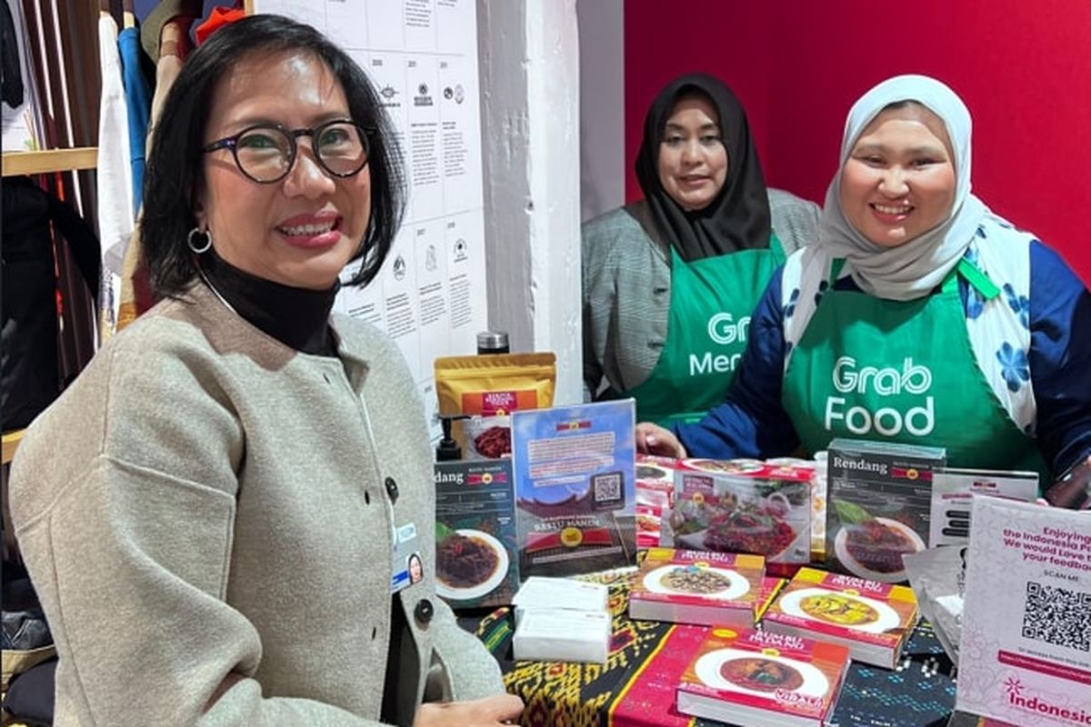 Neneng Goenadi, Country Managing Director Grab Indonesia (kiri); Rospiani, Managing Director Restu Mande (tengah); dan Utami Ichda Ramadhanty, Business Development Director, Restu Mande (kanan); saat di booth Restu Mande, Paviliun Indonesia, World Economic Forum 2025 Davos, Swiss, (20/01/25).