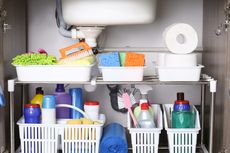 9 Cara Menata Ruang Penyimpanan di Bawah Wastafel Dapur