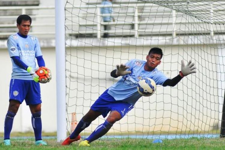 Kiper Arema Cronus, Kurnia Meiga (kanan). 