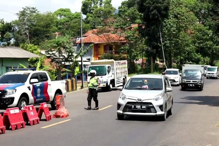 Menginjak H-5 lebaran 2022 arus di Cileunyi dan Nagreg masih normal. Pihak jasa marga mencatat hanya 3-4 ribu kendaraan masuk dan keluar dari Gate Tol Cileunyi, Rabu (27/4/2022)