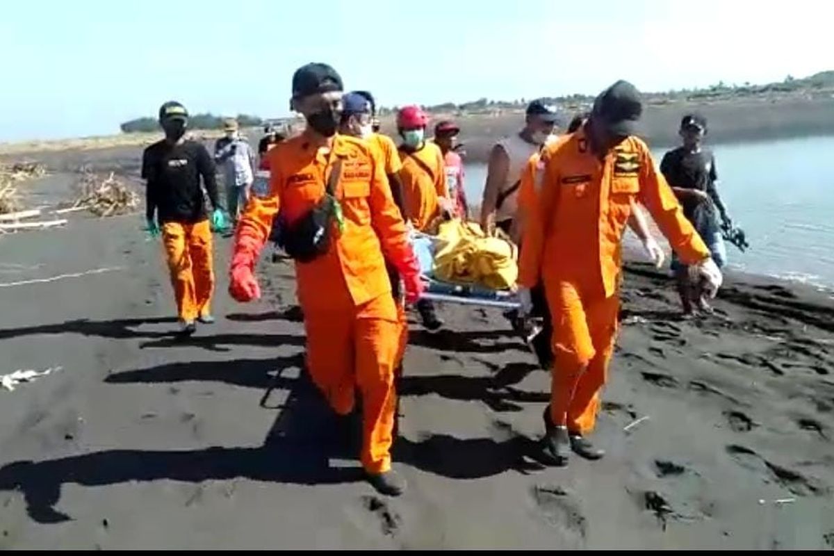 Proses evakuasi korban laka air yang hanyut di Sungai Bondoyudo Lumajang, Rabu (22/6/2022)