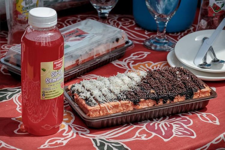 Dua produk kuliner hasil olahan semangka di Desa Dayun, Kabupaten Siak.