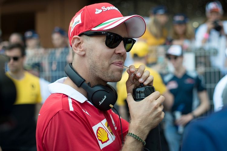 Pebalap Scuderia Ferrari asal Jerman, Sebastian Vettel, berada di area pit lane Sirkuit Monaco, 28 Mei 2017.