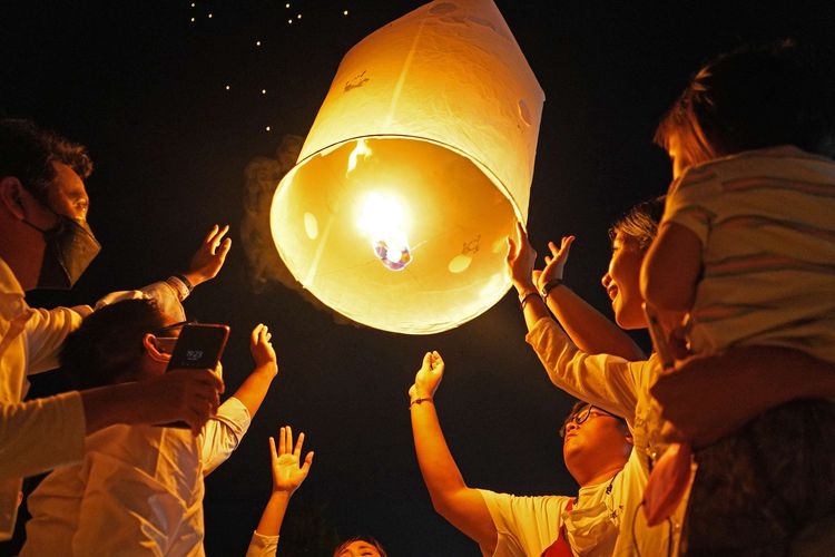 Sejumlah warga menerbangkan lampion harapan pada rangkaian perayaan Tri Suci Waisak 2566 BE/2022 di pelataran candi Borobudur, Magelang, Jawa Tengah, Senin (16/5/2022). Sebanyak 2022 lampion harapan diterbangkan sebagai simbol harapan dan perdamaian untuk dunia.