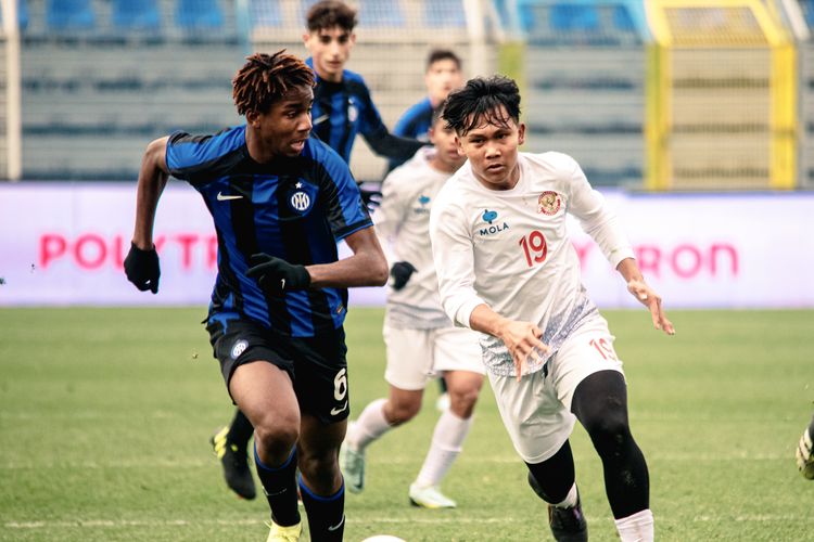 Garuda Select saat melawan Inter Milan U17 pada laga uji coba d Stadion Sinigaglia, Como, Italia, pada 18 Januari 2023. Selanjutnya, Garuda Select akan melawan Swindon Academy di Inggris di Oakfield Stadium, Selasa (21/2/2023). Artikel ini memuat jadwal Garuda Select. 