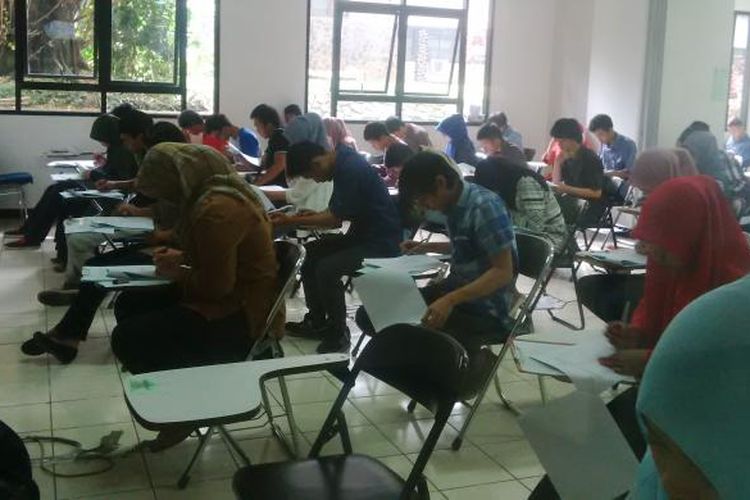 Suasana pelaksana ujian SMBPTN di kampus ITB, Jalan Ganeca, Bandung, Jawa Barat, Selasa, (17/6/2014).