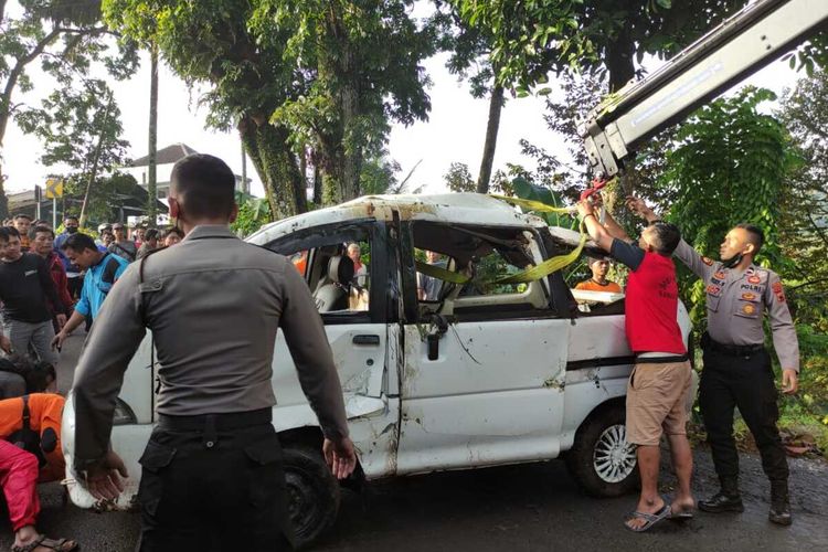 Evakuasi Daihatsu Espass mengalami kecelakaan di Desa Puntukrejo, Kecamatan Ngargoyoso, Kabupaten Karanganyar, Jawa Tengah, pada Kamis (19/5/2022).