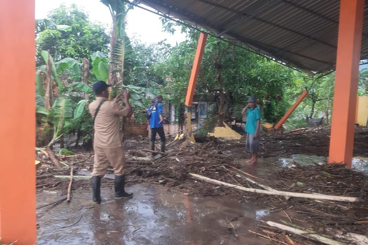 Foto: Banjir bandang terjang 86 rumah di Dusun Kendit Barat, Desa Kendit, Kecamatan Kendit, Kabupaten Situbondo, Provinsi Jawa Timur pada Selasa (24/12/2024) pukul 15.00 WIB. 