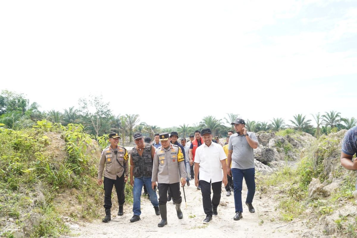  Gubernur Riau Abdul Wahid  saat meninjau langsung kawasan pertambangan emas tanpa izin (PETI) yang berada di tengah kebun sawit di Kabupaten Kuansing, Kamis (21/8/2025). Peninjauan dilakukan bersama Kepala Kepolisian Daerah (Kapolda) Riau Heri Heryawan, Bupati Kuantan Singingi, dan Bupati Indragiri Hulu.