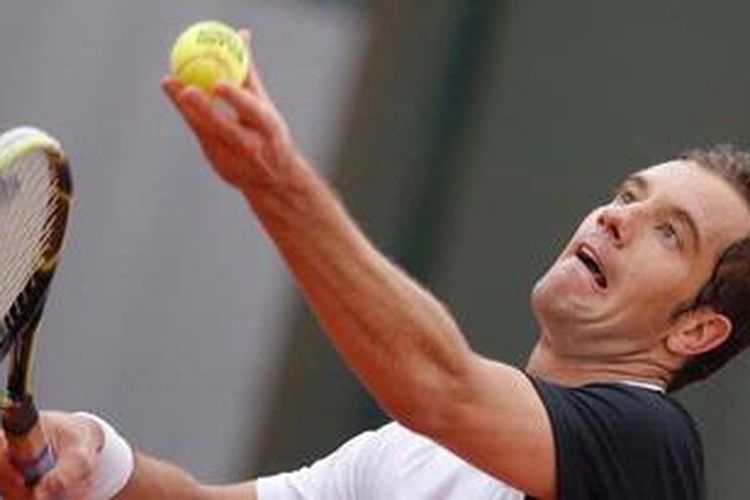 Petenis Perancis, Richard Gasquet, melakukan servis ke arah Michal Przysiezny dari Polandia, saat bertemu di babak kedua French Open, Jumat (31/5/2013).