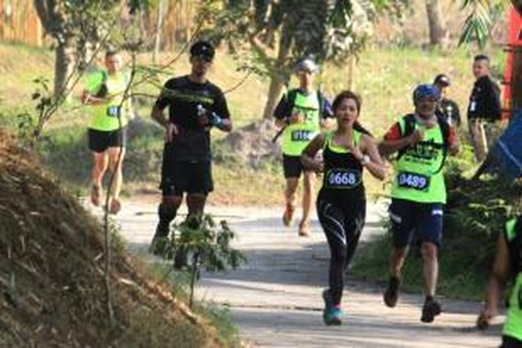 Hampir 800 peserta mengikuti Zinc Trail Run di kawasan wisata Dusun Bambung, Bandung, Minggu (1/11/2015). 