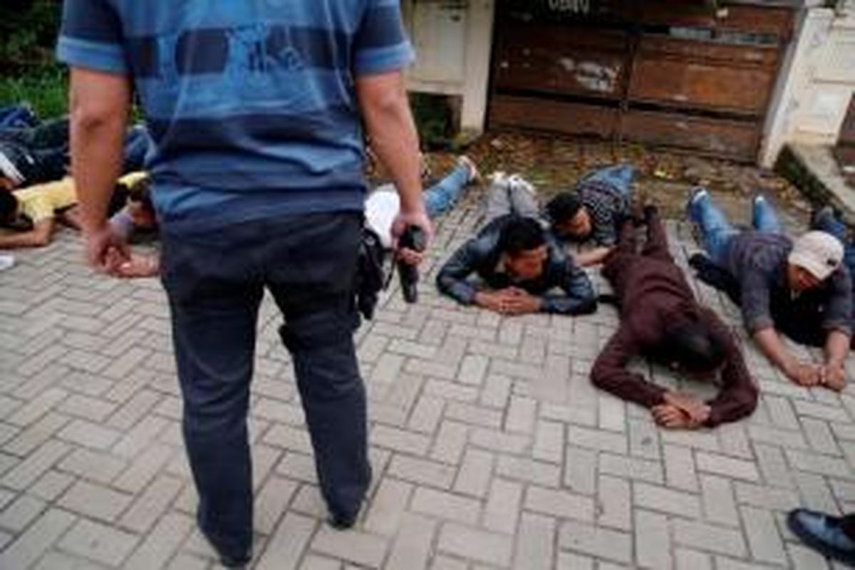 Ilustrasi: Sebanyak 45 anak buah Hercules ditangkap di kawasan apartemen dan ruko di Jalan Lapangan Bola, Srengseng, Jakarta, Jumat (8/3/2013). Penangkapan dilakukan setelah terjadi bentrok dan penyerangan dari kelompok Hercules kepada polisi.