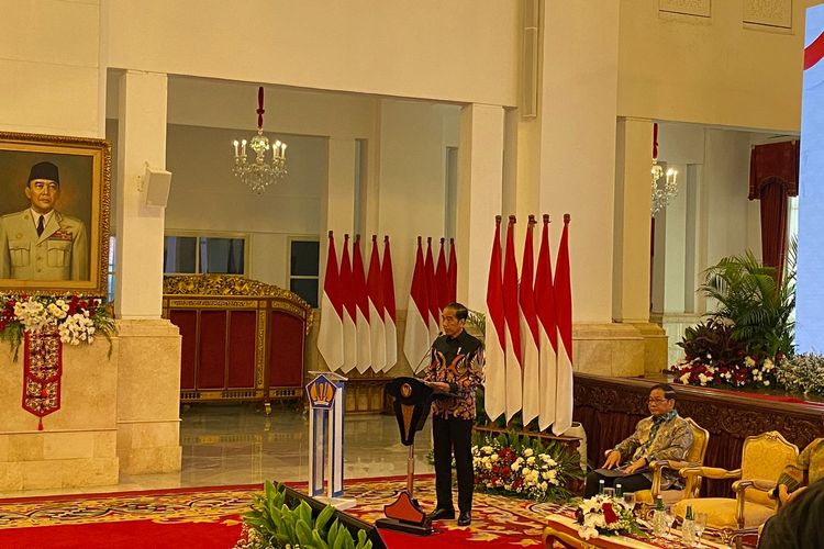 Presiden Joko Widodo menyampaikan arahan dalam acara penyerahan Daftar Isian Pelaksanaan Anggaran (DIPA) dan Buku Daftar Alokasi Transfer ke Daerah (TKD) Tahun Anggaran 2024 di Istana Negara, Jakarta Pusat, Rabu (29/11/2023).