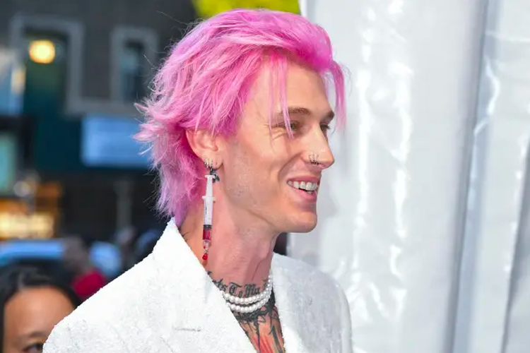 Penampilan nyentrik Machine Gun Kelly pakai anting berisi cairan mirip darah, di pemutaran perdana film Taurus di Festival Film Tribeca 2022, New York, AS. 
