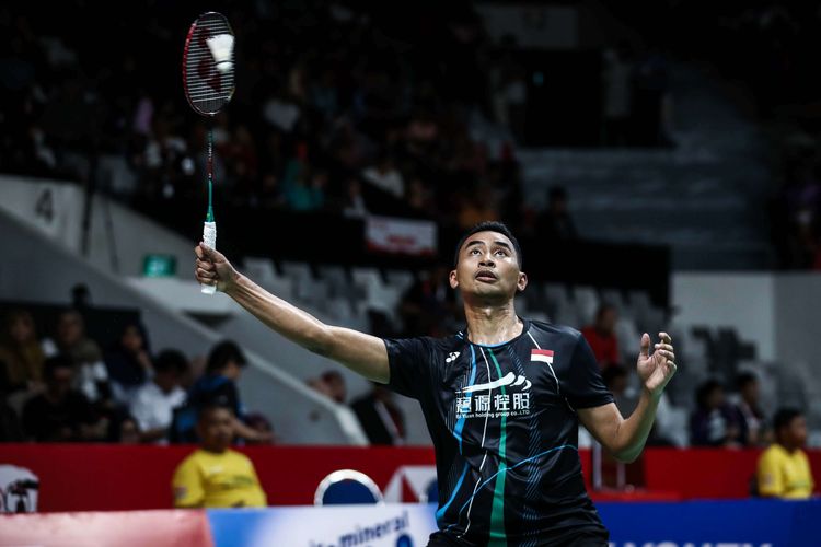 Tunggal putra Indonesia, Tommy Sugiarto melawan Anthony Sinisuka Ginting saat pertandingan babak kedua Indonesia Masters 2020 di Istora Senayan, Jakarta, Kamis (16/1/2020). Ginting menang dengan skor 21-16 dan 21-15.