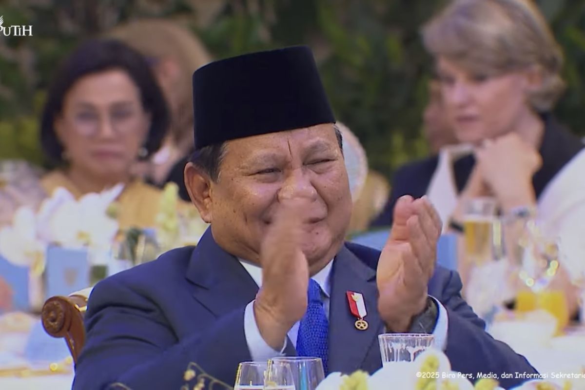 Presiden RI Prabowo Subianto nampak bertepuk tangan dan tersenyum melihat Macron menyampaikan peribahasa Bahasa Indonesia. (YouTube Sekretariat Presiden)