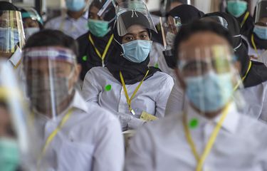 Peserta mengikuti ujian Seleksi Kompetensi Bidang (SKB) Calon Pegawai Negeri Sipil (CPNS) di Surabaya, Selasa (22/9/2020). Badan Kepegawaian Daerah (BKD) Kota Surabaya menggelar ujian SKB yang diikuti 1.142 peserta CPNS dengan menerapkan protokol kesehatan pencegahan Covid-19 secara ketat.