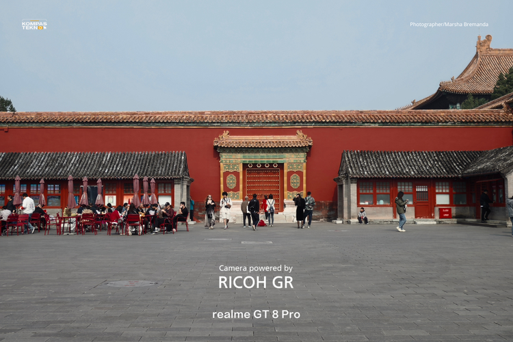 Hasil foto menggunakan kamera Realme GT 8 Pro x Ricoh dengan tone Standar, menampilkan pemandangan Forbidden City dengan warna yang natural dan pencahayaan seimbang.