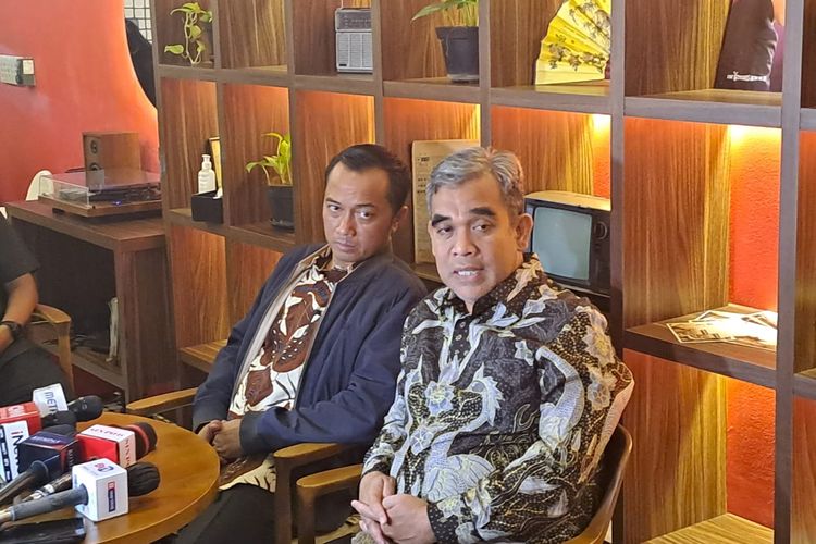Sekretaris Jenderal (Sekjen) Partai Gerindra Ahmad Muzani (kanan) saat ditemui di kawasan Menteng, Jakarta Selatan, Senin (16/1/2023). 