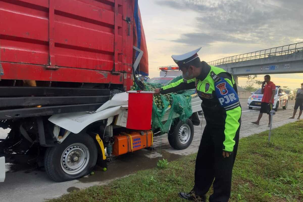 Tabrak bagian belakang truk tronton di jalur tol Ngawi - Solo, sopir mobil pikap nopol R-8176-OT meninggal dunia di lokasi kejadian perkara. Sopir diduga tidak konsentrasi saat mengemudikan kendaraan.
