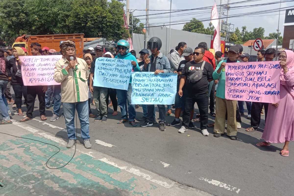 Puluhan orang melakukan aksi demonstrasi terkait kenaikan NJOP, di Kantor Badan Pendapatan Daerah (Bapenda) Kabupaten Jombang, Jawa Timur, Kamis (8/5/2025).