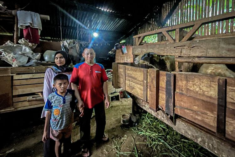 Keluarga Sukiman tinggal di sebuah kandang domba di Kampung Legoknangka, RT 02 RW 09 Desa Campakamekar, Kecamatan Padalarang, Kabupaten Bandung Barat (KBB), Jawa Barat, Sabtu (3/2/2024).