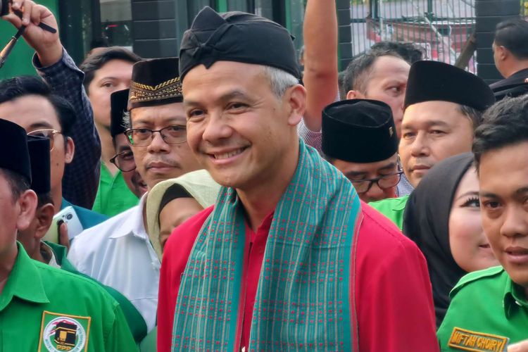 Bacapres PDI-P Ganjar Pranowo saat tiba di kantor DPW PPP Banten, Sabtu (27/5/2023).