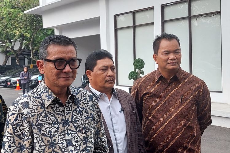 Ayah Brigadir J, Samuel Hutabarat (kiri) saat mendatangi kantor Kemenko Polhukam, Jakarta Pusat, Rabu (3/8/2022). 