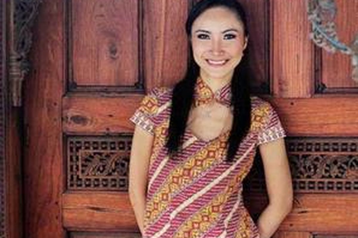 Cynthia Sandra Tidajoh, "Orang yang merana karena patah hati pun pasti akan ikut senyum."