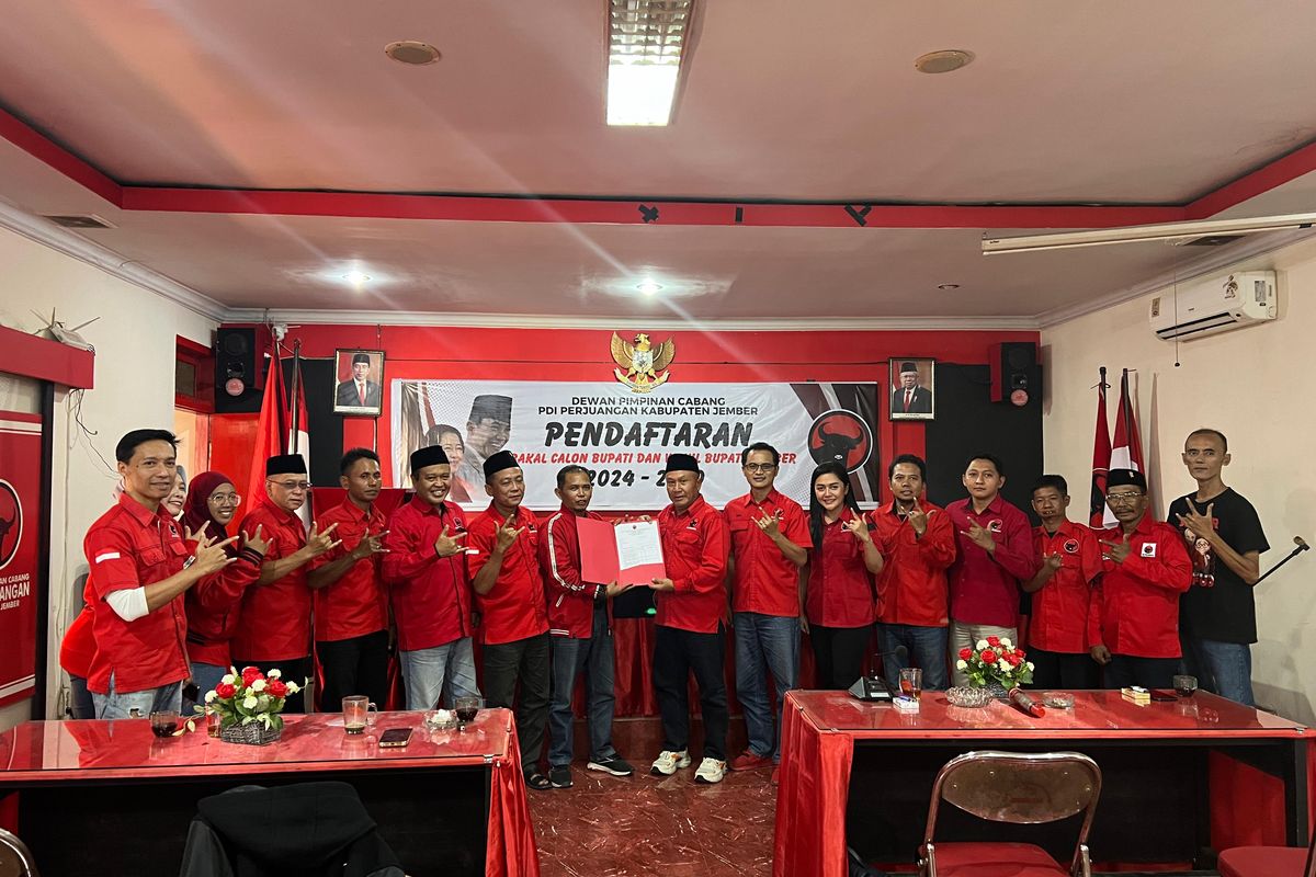 Wakil ketua DPRD Jember Agus Sufyan saat mendaftar Bacabup ke PDIP Jember Minggu (5/5/2024).