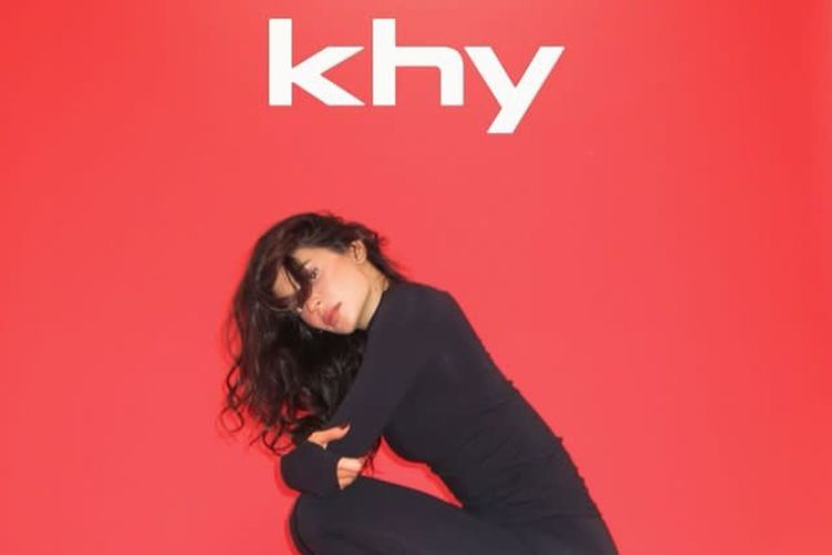 Setelah sukses dengan brand kosmetiknya, Kylie Jenner kini mulai merambah bisnisnya di industri fashion dengan membuat merek baru bernama Khy.