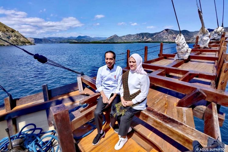 Potret Presiden Joko Widodo dan Ibu Iriana Joko Widodo di atas kapal pinisi dalam perjalanan dari Labuan Bajo, Nusa Tenggara Timur, menuju Pulau Rinca, Kamis (21/7/2022) siang.