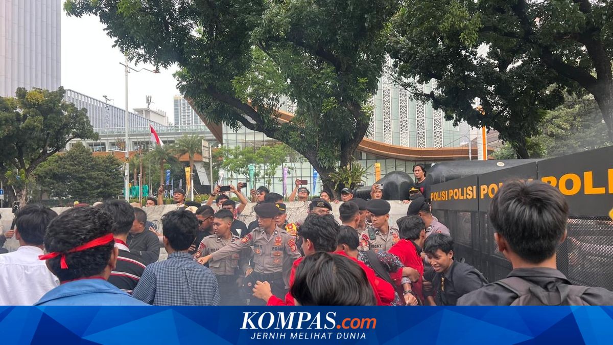Demo Mahasiswa di Jalan Merdeka Selatan Ricuh, Massa Coba Terobos Barikade Polisi